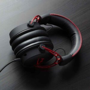 auriculares hyperx cloud alpha vista frontal sobre superficie color negro