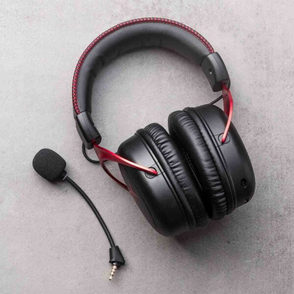 auriculares hyperx cloud II colocado sobre una superficie gris con microfono desmontado