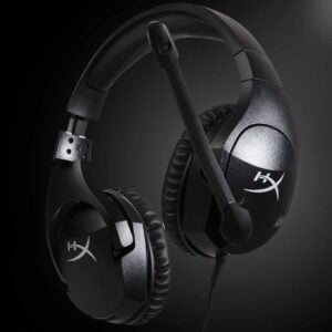 auriculares negros con logo blanco sobre un fondo negro