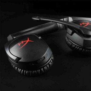 auriculares plegados sobre un fondo negro