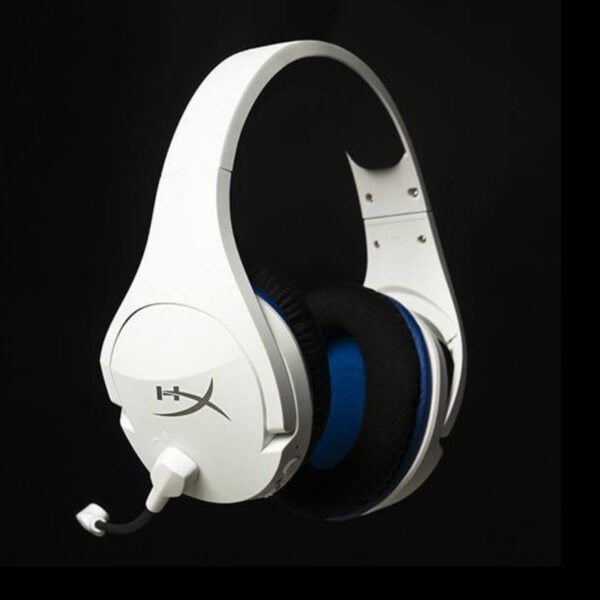 Auriculares hyperx cloud stinger core wireless blancos sobre fondo negro